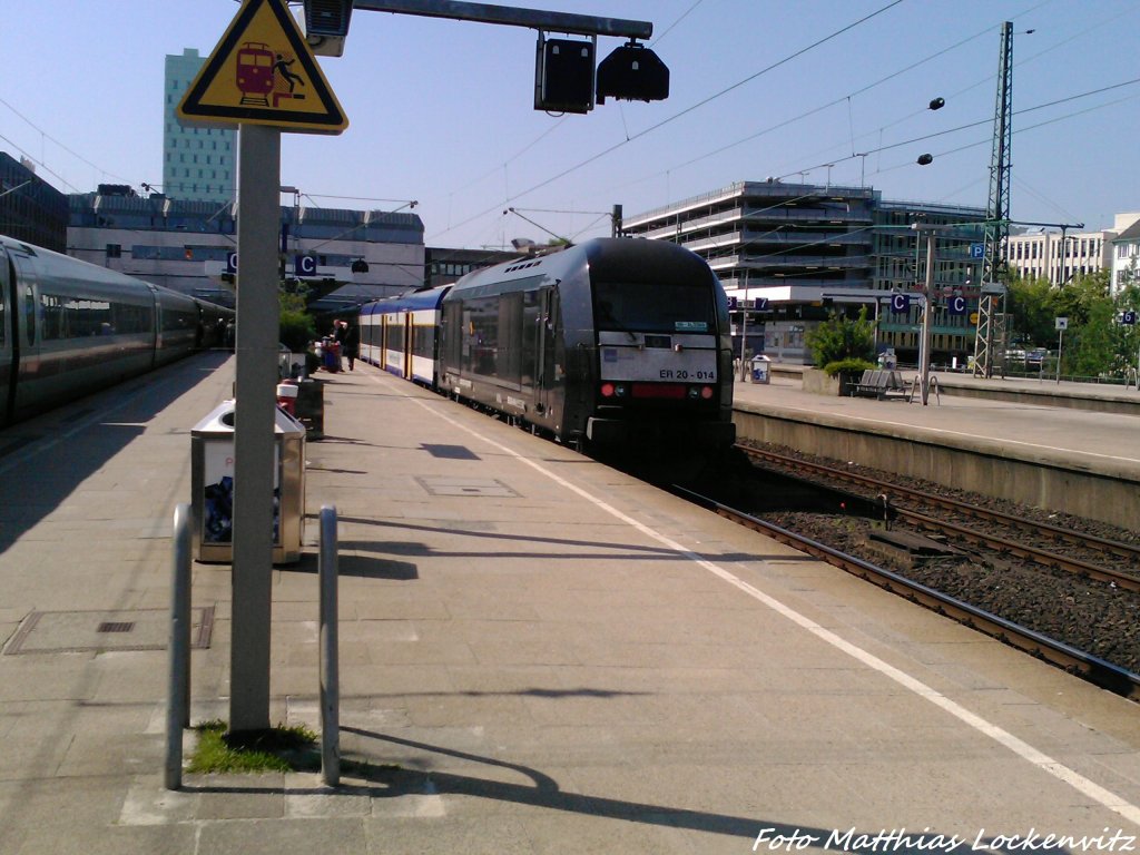 Soeben ist in Hamburg-Altona NOB aus Westerland (Sylt) ist mit 5 Minuten Versp�tung eingefahren / Mietfahrzeug von der MRCE am NOB Zug am 8.6.13