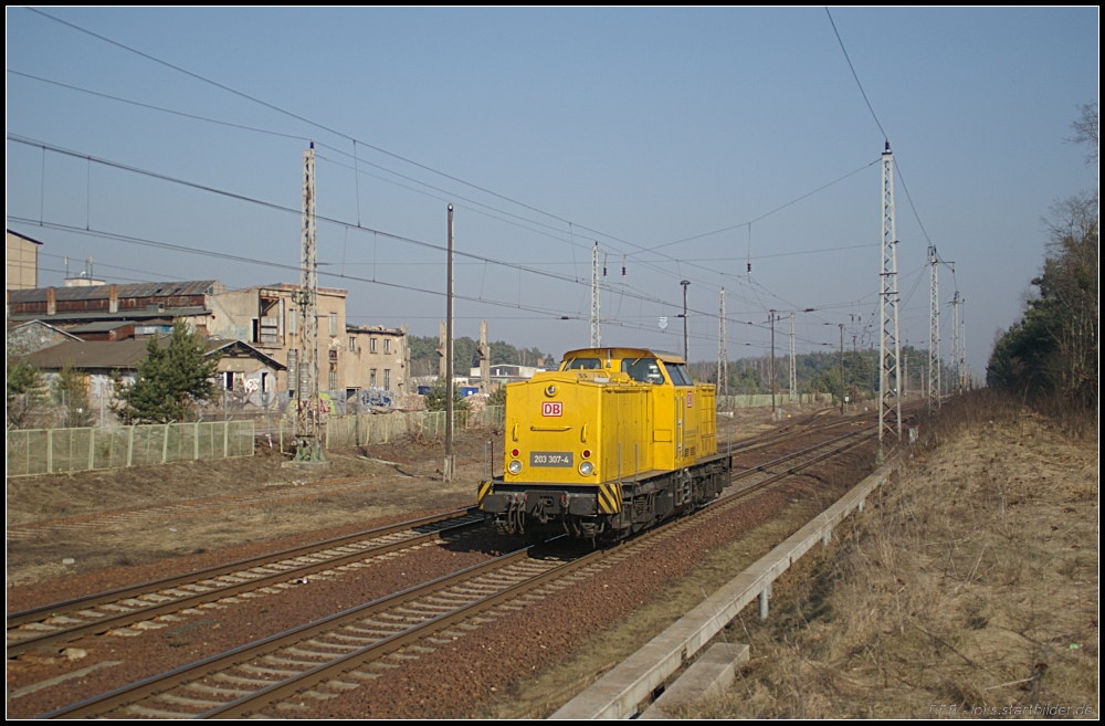 Solo nach Angermünde ging es für DB Netz 203 307-4 (gesehen Barnim-Britz 26.02.2011)