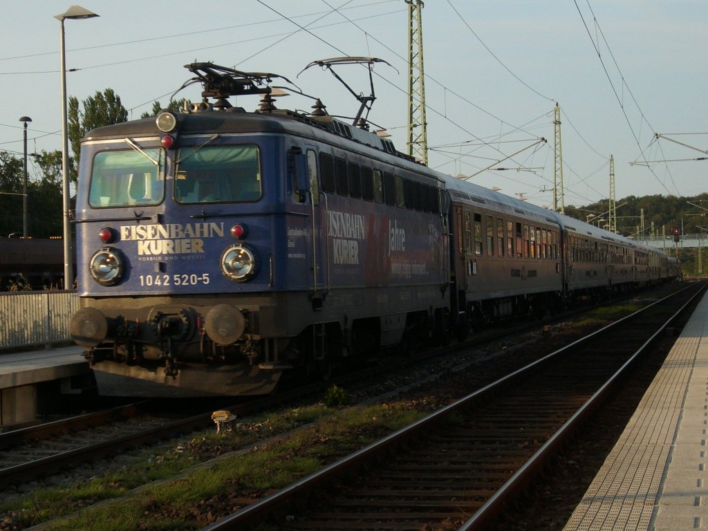 Sonderzug Binz-Berlin Spandau mit 1042 520 als Zuglok bei der Durchfahrt am 09.August 2009 in Bergen/Rgen.