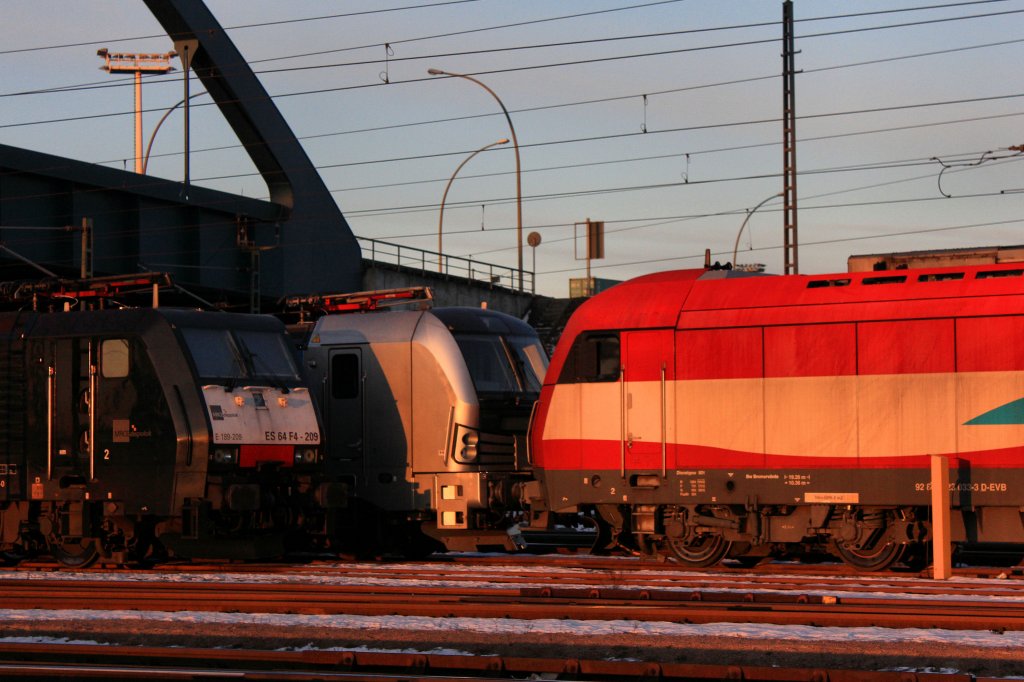 Sonnenaufgang in Hamburg Waltershof am 24.03.2013 so um 06:00 Uhr.
Es stehen ES 64 F4-209 & Railpool/evb Logistik 193 801-8 & evb Logistik 420 13 Abgestellt.
