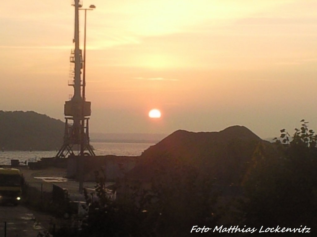 Sonnenaufgang �ber der Insel R�gen / impressionen Sonnenaufgang �bern Stralsunder  S�dhafen am 18.10.11