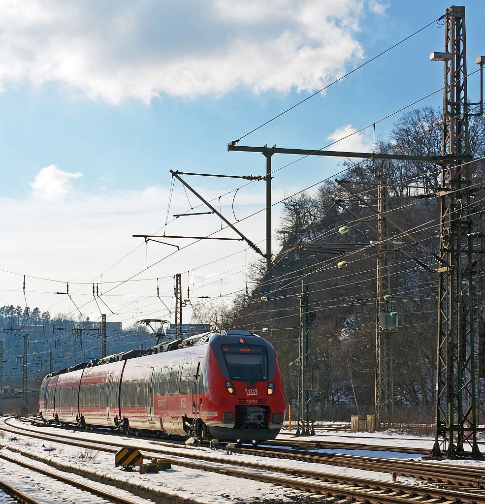 Sonntags wird nur mit einer Garnitur gefahren:
Der 442 763 / 263 ein vierteiliger Bombardier Talent 2 als RE 9 - Rhein-Sieg-Express (Aachen - Kln - Siegen)bei der Einfahrt in seinen Endstation Siegen Hbf.
