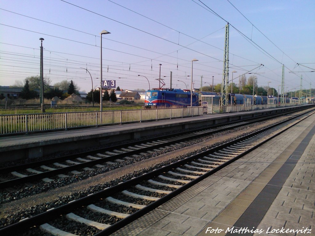 SRI 151 170 mit der 2 G�terzugh�lfte bei der Einfahrt in Bergen auf R�gen am 8.5.13