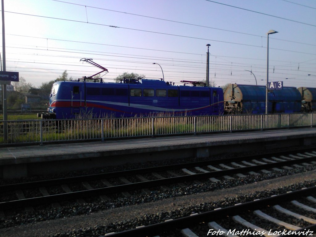 SRI 151 170 mit der 2 G�terzugh�lfte bei der Einfahrt in Bergen auf R�gen am 8.5.13