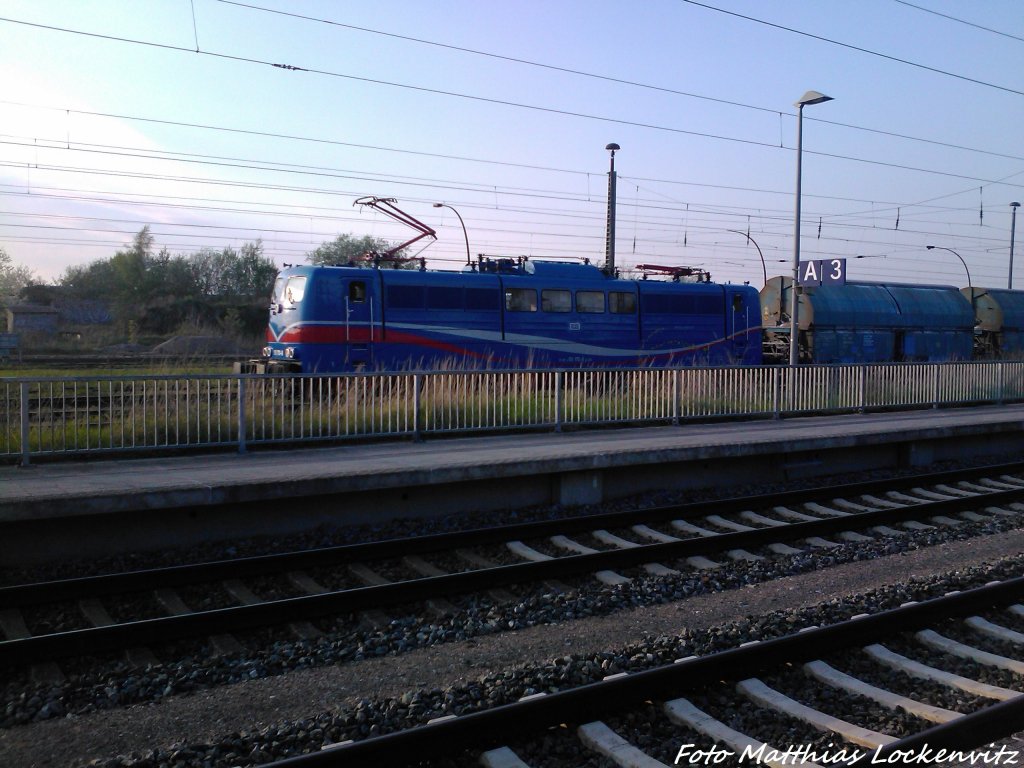 SRI 151 170 mit der 2 G�terzugh�lfte beim Rangieren an die 1 G�terzugh�lfte in Bergen auf R�gen am 8.5.13