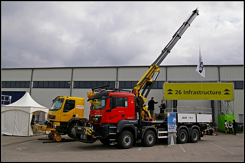 SRS Sj�landers AB, Schweden mit Zweiwegefahrzeugen FRB 25 und LRB 17 (INNOTRANS 2010 Berlin 21.09.2010)