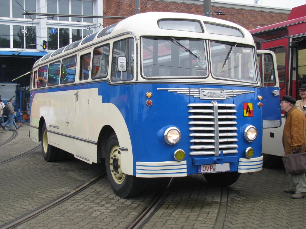Stadtlinienbus Ikarus 601 des ehem. Kraftverkehrs des Ostsee-Bezirks Rostock  OstseeTrans , Kreis Ahlbeck, hier aus dem Landkreis Ostvorpommern (OVP) anl��lich 130 Jahre Strba in Rostock [27.08.2011]