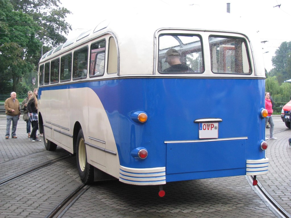 Stadtlinienbus Ikarus 601 des ehem. Kraftverkehrs des Ostsee-Bezirks Rostock  OstseeTrans , Kreis Ahlbeck, hier aus dem Landkreis Ostvorpommern (OVP) anl��lich 130 Jahre Strba in Rostock [27.08.2011]