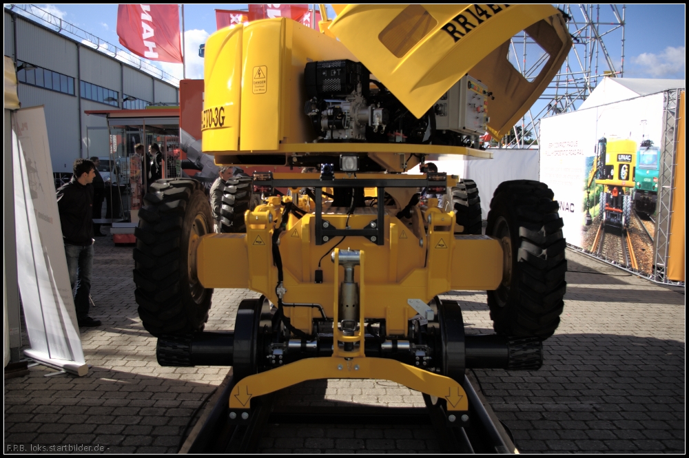 Steuereinheit und Blick auf die Achse der Zweiwege-Hebeb�hne RR14EY0-3G auf der InnoTrans 2012