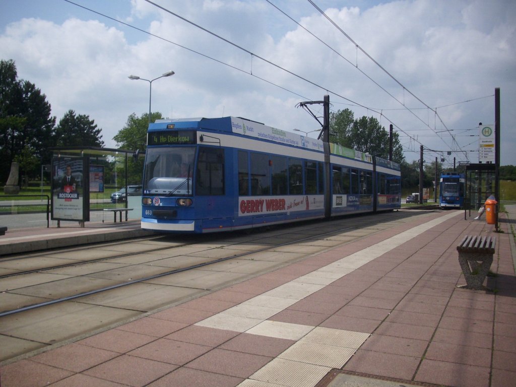 Stra�enbahn 663 fuhr die Haltestelle Stadthalle an.