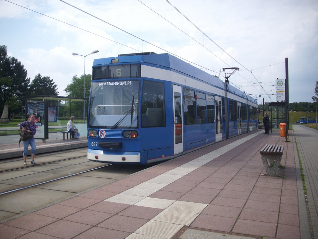 Stra�enbahn 687 der Rostocker Stra�enbahn AG an der Haltestelle Stadthalle