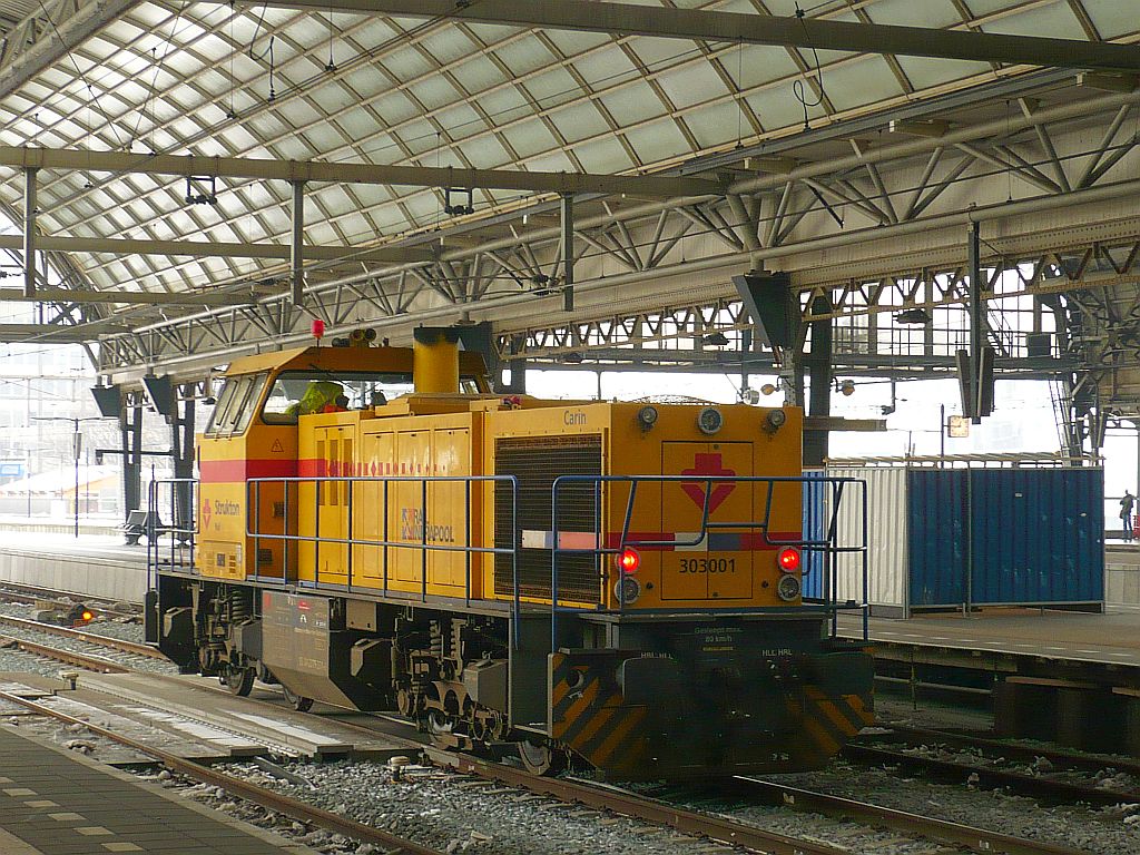 Strukton MaK 1206 diesellok 303001 'Carin' Gleis 9a Amsterdam Centraal Station 23-01-2013.

Strukton diesellocomotief 303001 type MaK 1206 genaamd 'Carin' spoor 9a Amsterdam Centraal Station 23-01-2013.