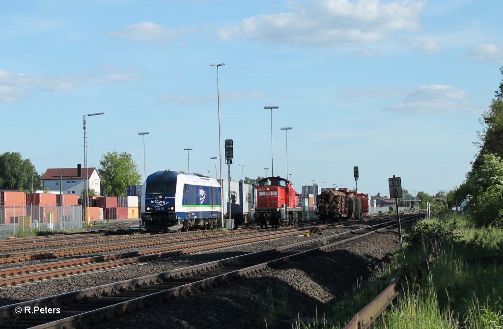 Treffen von 2 verschiedenen Holztransportzgen.... 223 152 mit Container im ATW und 294 753-9 beim Umsetzen von bergabezug 56960 Marktredwitz - ATW Wiesau. 05.06.13