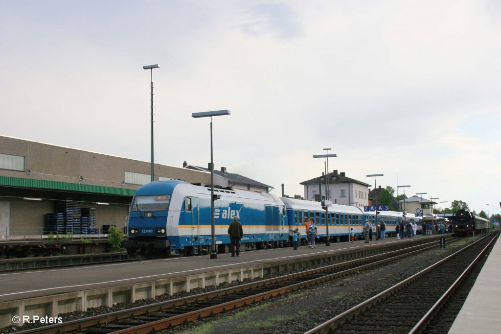 Treffen von generationen 223 069 mit ALX84110 nach Hof und 01 509-8 mit Sonderzug nach Zwickau in Marktredwitz. 21.05.11