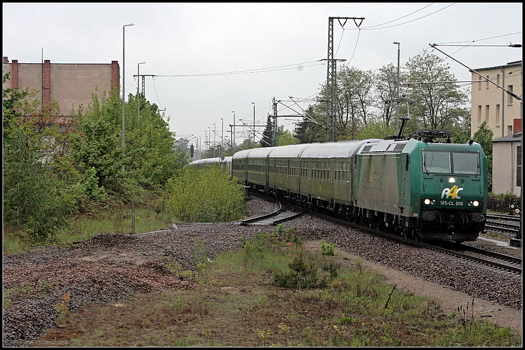 TXL 185-CL 006 / 185 506 brachte den Fuballsonderzug D0766 mit Fans aus Mnchen zum DFB-Pokalspiel (angemietet von R4C, gesehen Berlin Spandau 15.05.2010)