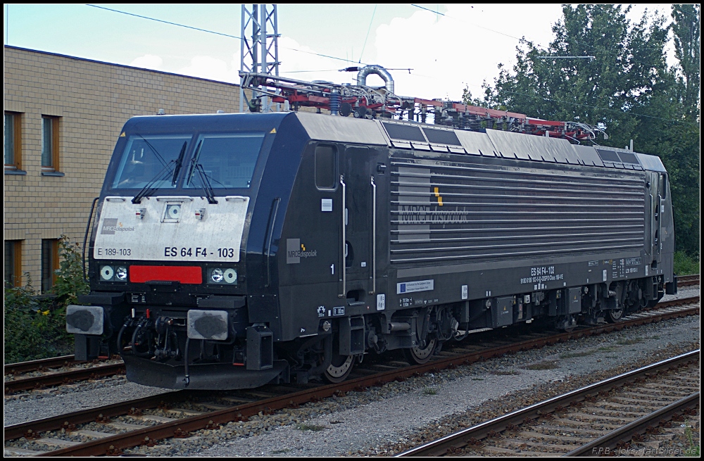 TXL 189 103-5 steht abgeb�gelt auf dem Gleis zum Bombardier-Werk. Die Lok ist noch recht neu, ausgeliefert wurde sie Anfang 2010. Im April 2010 erhielt sie die erste Revision: REV MMAL 26.04.2010. Die Lok wurde Co-Finanziert durch die Europ�ische Union durch das Trans-European Transport Network TEN-T (NVR-Nummer: 91 80 6189 103-5 D-DISPO Class 189-VE, ES 64 F4-103, gesehen Hennigsdorf b. Berlin 06.09.2010)