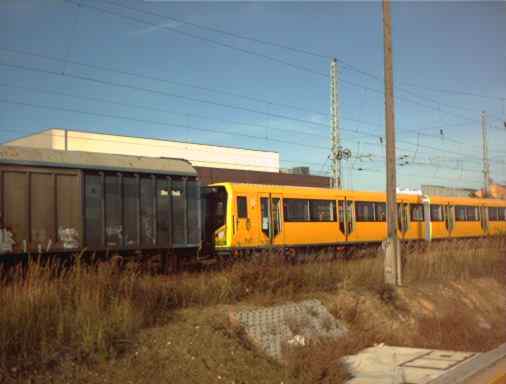 U-Bahn Zug (mit Schutzwagen)fr die BVG in Berlin, fertig zur berfhrung!
Aufgenommen in Hennigsdorf bei Berlin (msste so aus dem Jahr 2003 oder 2004 sein).
