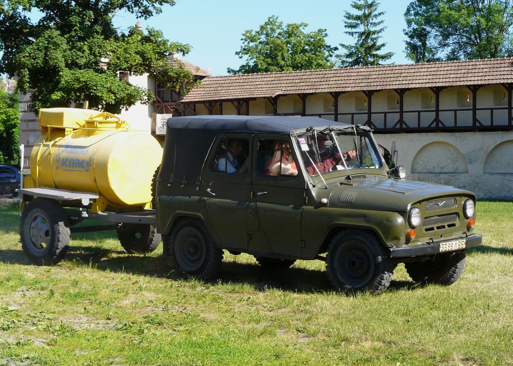 UAZ 469 mit Anhnger mit Kwas. Zhovkva, Ukraine 05-06-2011.