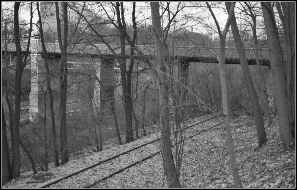 berreste der Anschlussbahn  AEG  mit Blick auf die Alexander-von-Humbold-Brcke Nhe des Bahnhofs Berlin Gesundbrunnen (gesehen 13.04.2013)