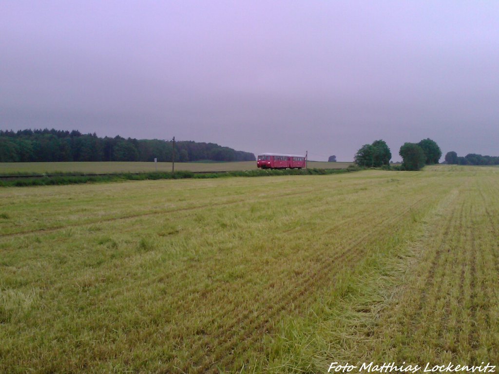 um Extakt 11:45 fuhr der LVT 172 001-0 & 172 601-7 bei Neklade (OT Bergen auf R�gen) in Richtung Lauterbach Mole vorbei am 2.6.13