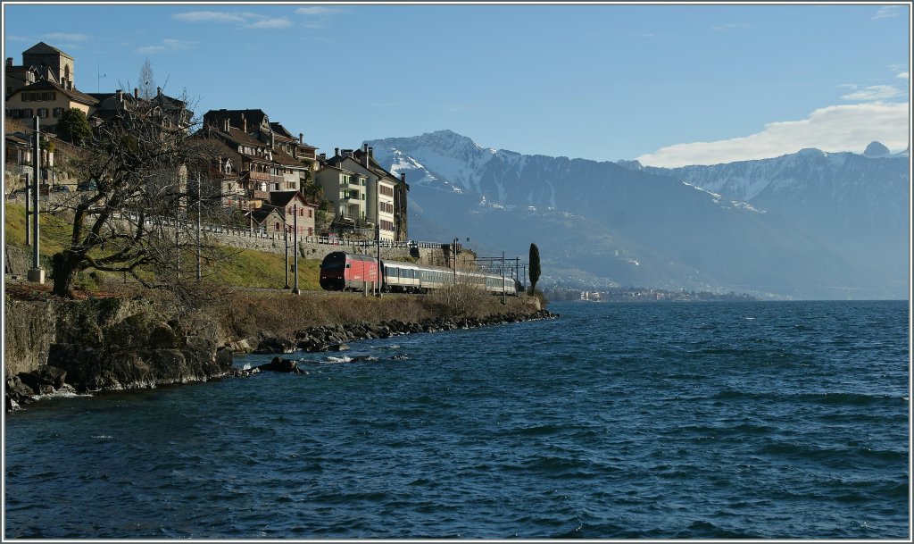 Und aus der Gegenrichtung kommt eine weitere SBB Re 460 mit einem IR. Links im Bild der sch�ne Ort St-Saphorin.
3. Jan. 2013
