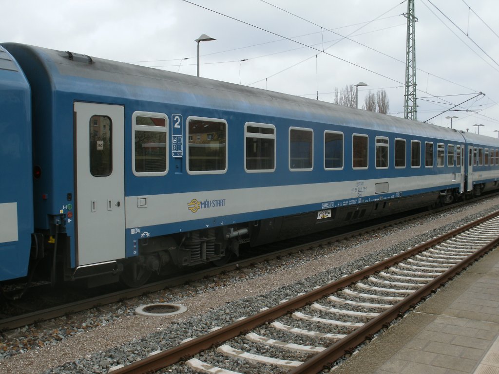 Ungarischer 2.Klassewagen Bvmz 61 55 21-91 315-7 im EC 2569 Binz-Dresden,am 22.April 2012,in Bergen/Rgen.