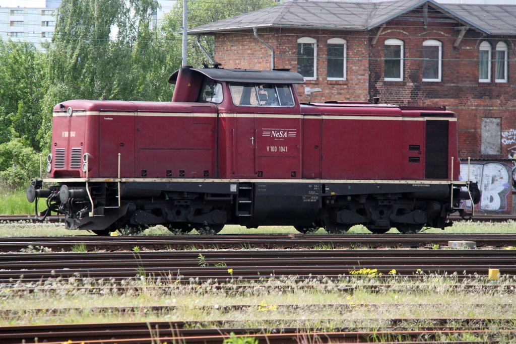 V 100 1041(211 041-9)der Firma NeSA Eisenbahn-Betriebsgesellschaft Neckar-Schwarzwald-Alb mbH, Rottweil abgestellt im Rostocker Hbf.24.05.2013