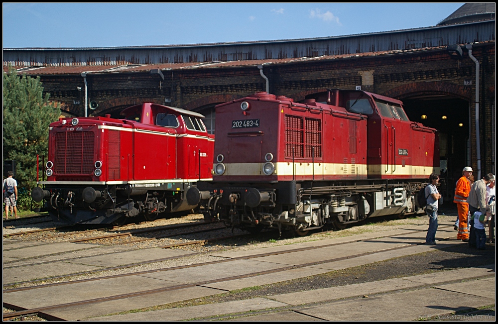 V 100 2009 und RT&L 202 483-4 stehen vor dem Schuppen und sonnen sich während des 7. Berliner Eisenbahnfest im Bw Schöneweide am 12.09.2010