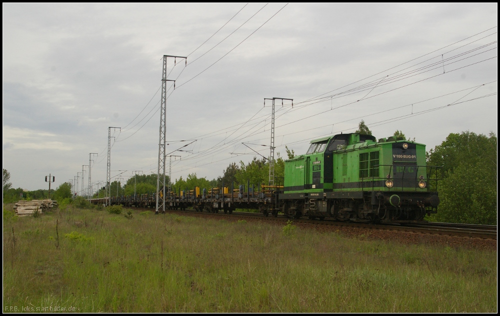 V 100-BUG-01 / 201 110 der BUG Verkehrsbau GmbH mit Langschienen und Schotter am 10.05.2012 in der Berliner Wuhlheide