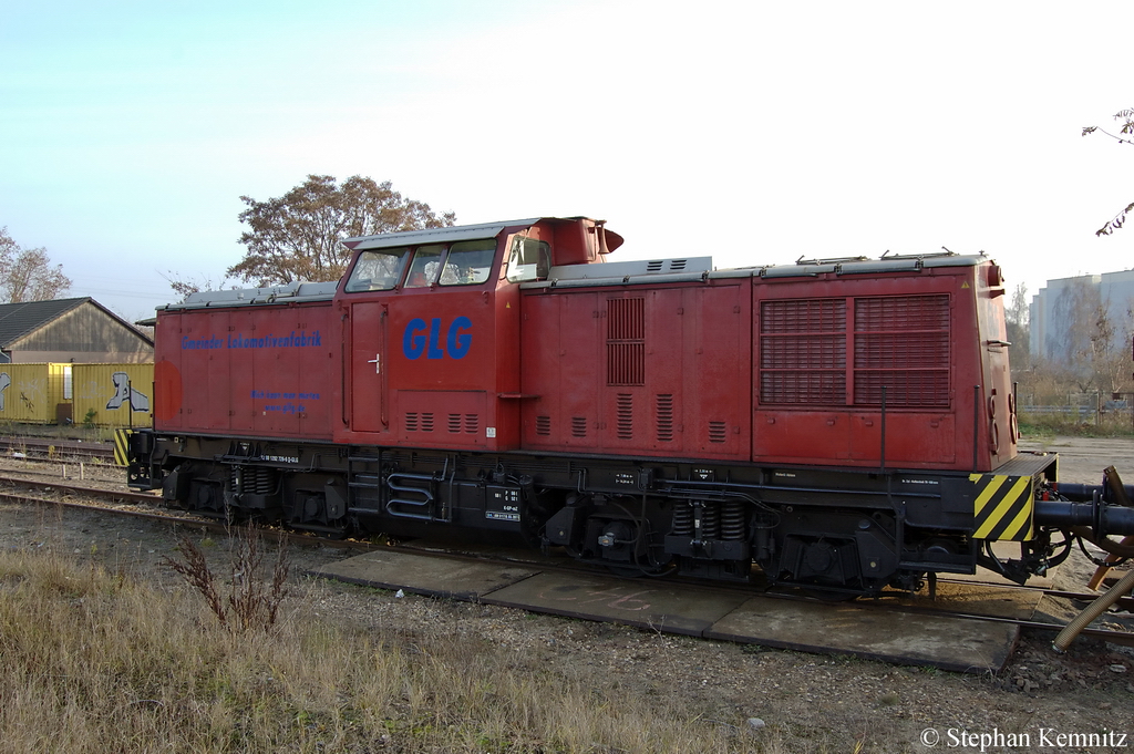 V 100.05 (202 726-6) ex DR 110 726-7 HGB - Hessische Gterbahn GmbH steht mit einem Bauzug in Rathenow. 24.11.2011
