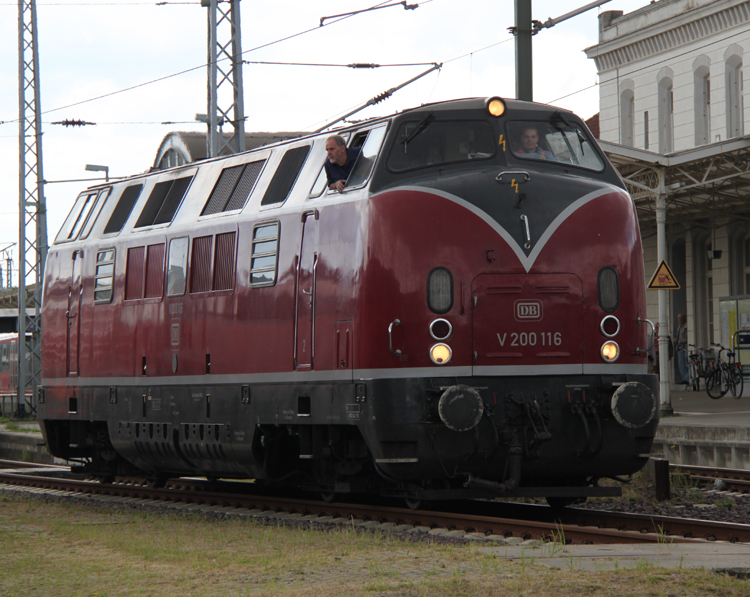 V 200 116 beim Rangieren im Bahnhof Wismar.(25.06.2011)