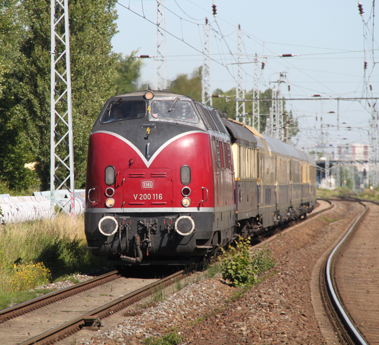 V 200 116 mit Nostalgie-Ostsee-Express als DPE 334 von Warnemnde nach Kln Hbf kurz nach der Ausfahrt im S-Bahnhof Rostock-Bramow.(29.06.2011)