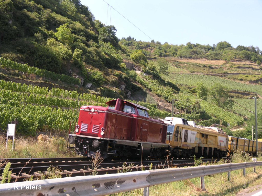 V100 2335 berfhrt bei Oberwesel eine Baumaschine. 24.07.08