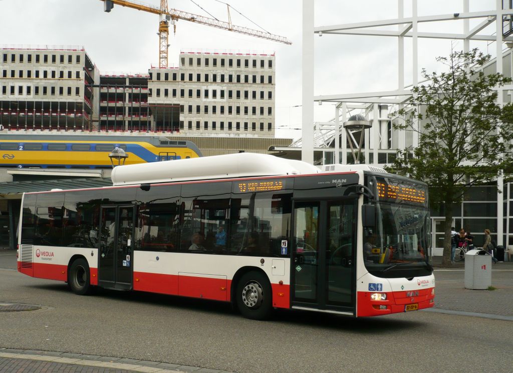 Veolia Bus 674X MAN Lion's City Stationsplein Leiden 17-09-2012.  Veolia bus 674X MAN Lion's City Stationsplein Leiden 17-09-2012.