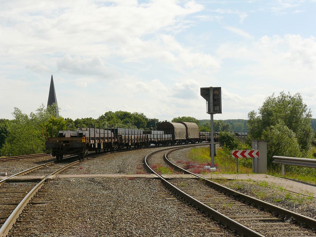 Verdwijnende goederentrein komend vanaf de Noordkasteelbruggen. Oosterweelsteenweg richting Kastelweg, haven Antwerpen 22-06-2012.