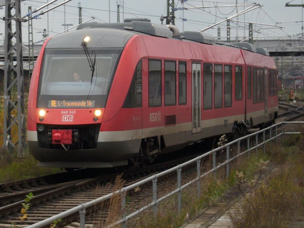 Vor ein paar Jahren ist der Zug nach Travemnde mit einer 218 gefahren wurden,nun haben die 648-Triebwagen die Zugleistungen bernommen.Hier ist es 648 345 der am 28.November 2009 in Lbeck einfhrt.
