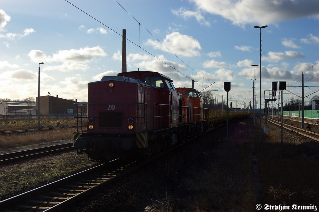 Vorspannlok BBL 09 (203 122-7) & Zuglok BBL 11 (203 157-3) der BBL Logistik GmbH mit Res Ganzzug in Rathenow Richtung Wustermark unterwegs. 14.01.2012