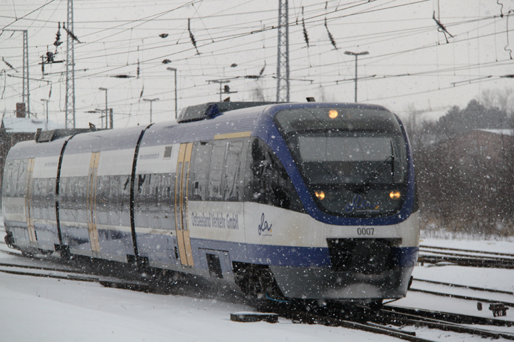 VT 0007 brachte auf dem Weg von Gstrow nach Rostock Schnee mit. 10.02.2012
