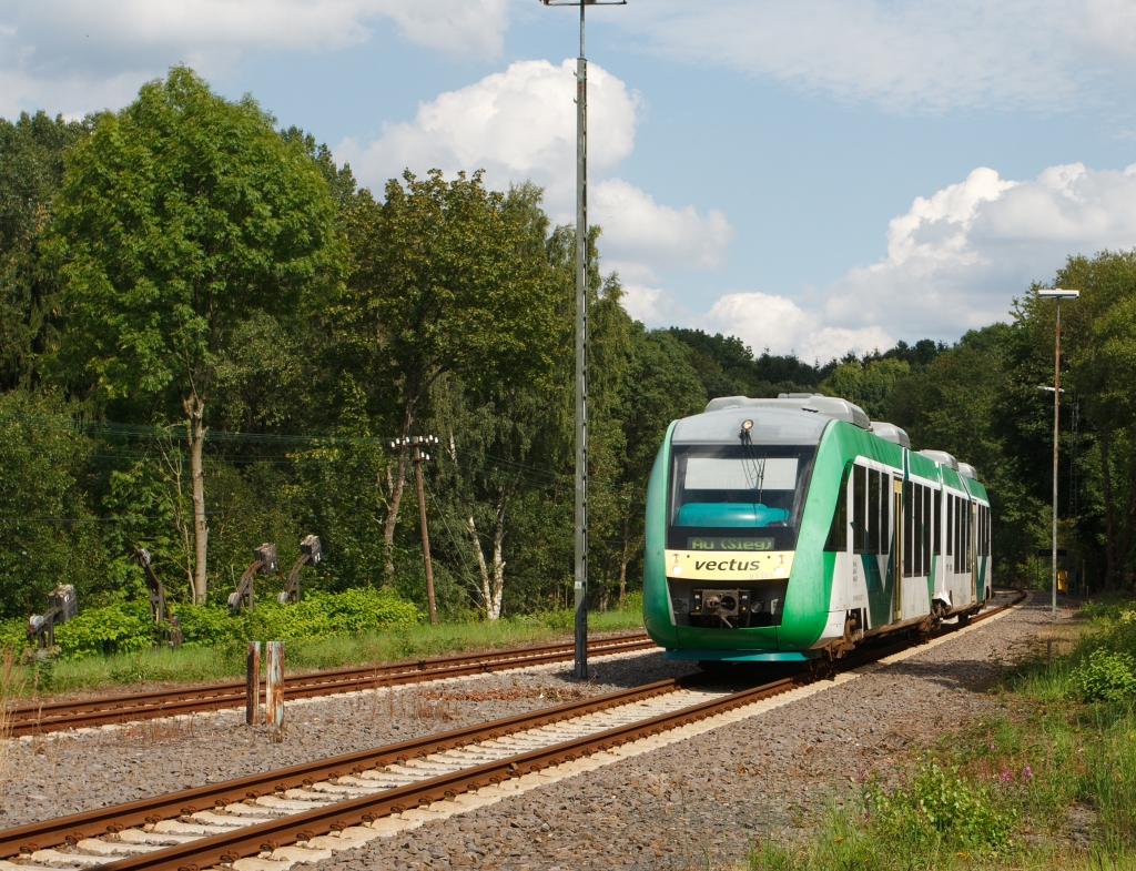 VT 265 (ein LINT 41 / DB BR648) der vectus Verkehrsgesellschaft mbH am 17.08.2010 kurz vor der Einfahrt in den Bf Hachenburg, er kommt aus Richtung Westerburg/Ww  auf der Oberwesterwaldbahn (KBS 461). Gesellschafter der vectus sind die Hessische Landesbahn (74,9%) und die Westerwaldbahn (25,1%).