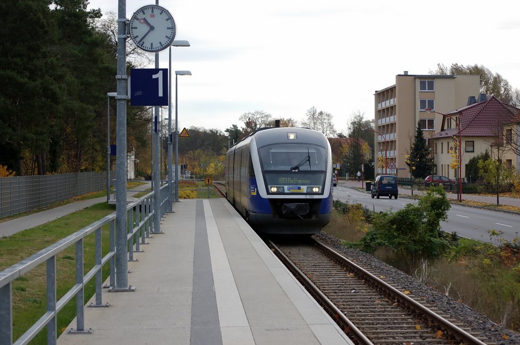 VT 650 der Mrkische Regiobahn als MR51 (MR 99612) nach Rathenow, bei der Einfahrt in die Haltestelle Premnitz Zentrum. 03.11.2010