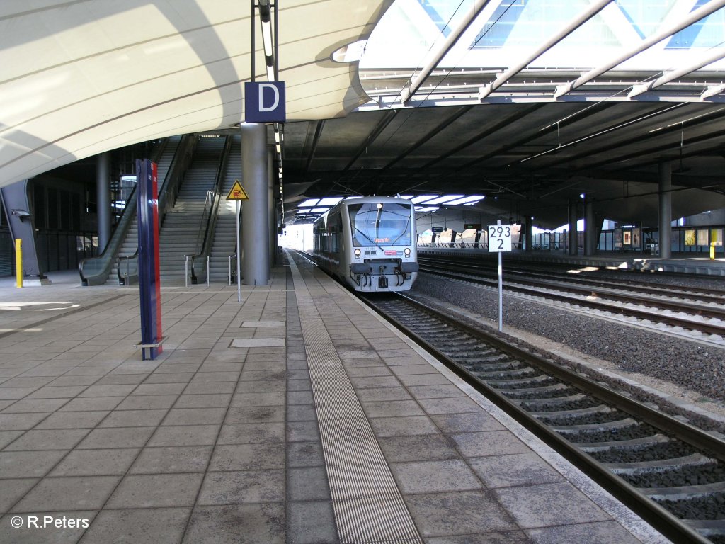 VT020 steht im Bahnhof Flughafen Halle/Leipzig mit der MRB 88011. 26.12.09