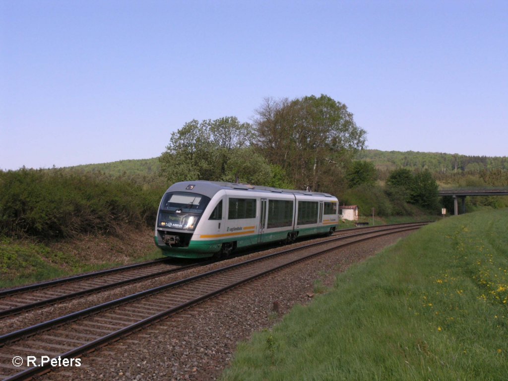 VT13 rollt durch die Kurve bei Oberteich auf dem Weg nach Regensburg. 13.05.08