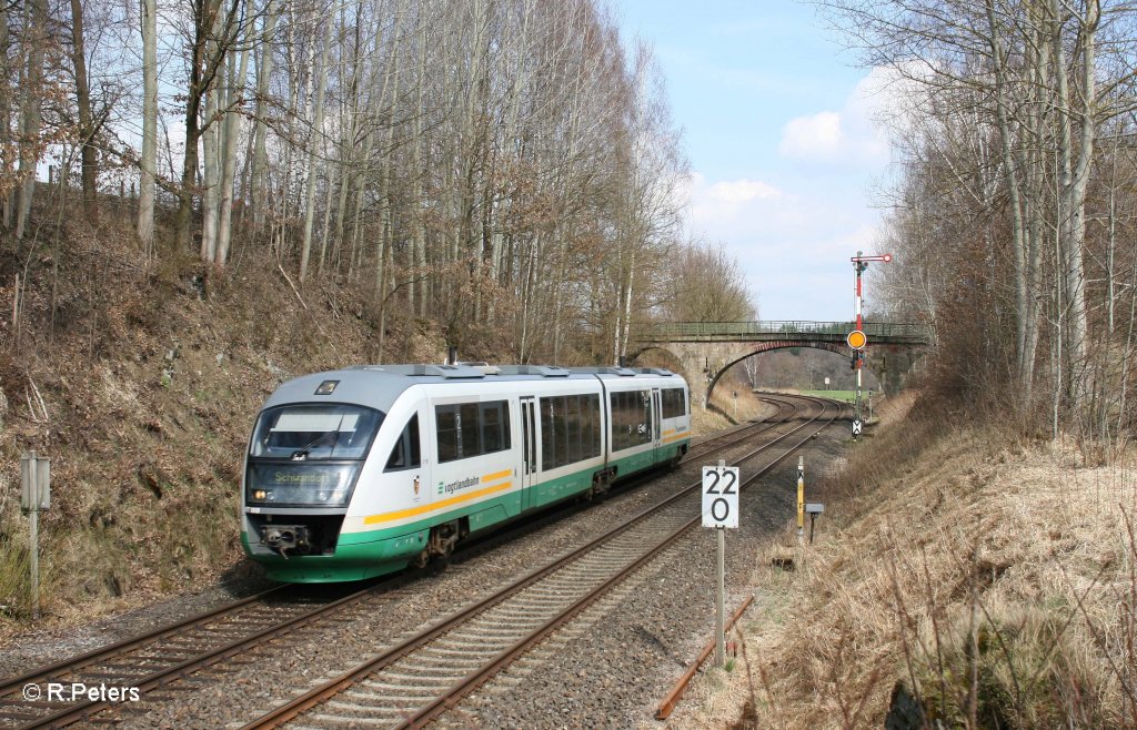 VT19 als VBG81121 Hof - Schwandorf beim verlassen von Reuth bei Erbendorf. 04.04.12