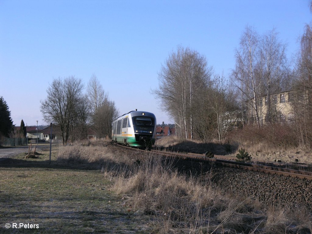 VT22 fhrt mit der VBG86546 nach Hof in Wiesau/Oberpfalz ein. 20.03.09
