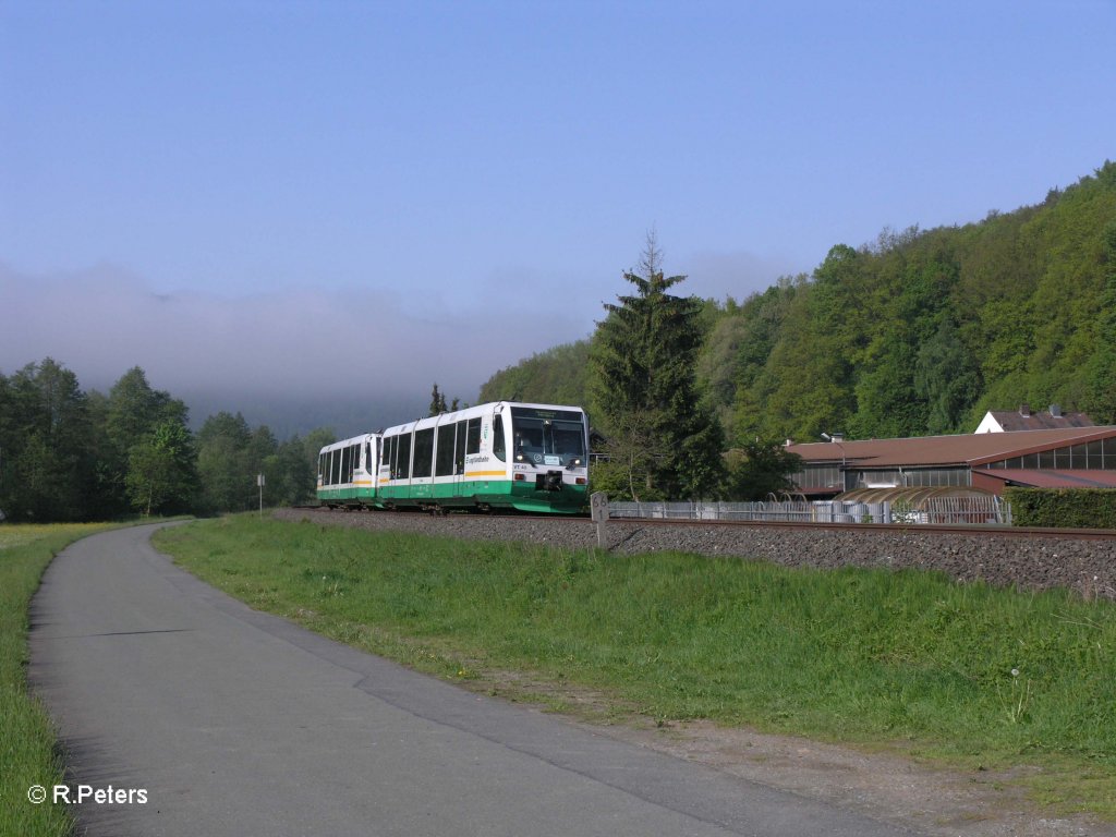 VT40 zieht bei Kauernburg als Schattelzug zum Dampflokfest Neuenmarkt-Wirsberg vorbei. 22.05.10