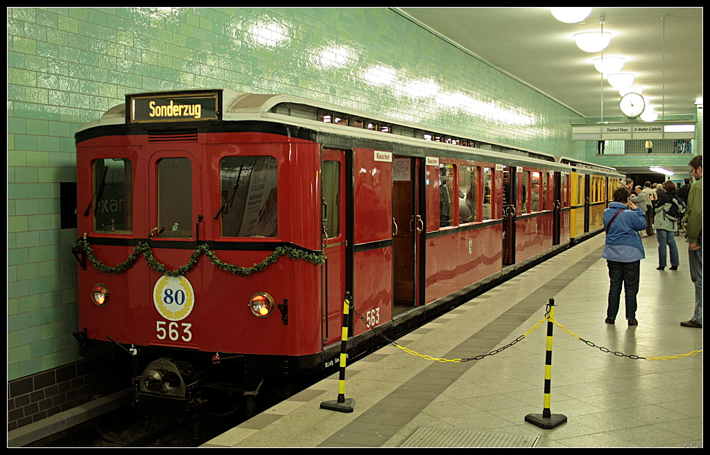 Wagen 563 und 588 als Sonderzug zum 80-j�hrigem Geburtstag der Linie U8. Die Linie wurde urspr�nglich 1907 als GN-Bahn (Gesundbrunnen-Neuk�llner Bahn) geplant. Erst 1927 gingen die ersten Z�ge zwischen Boddinstr und Sch�nleinstr auf die Strecke (Berlin Friedrichstra�e 18.04.2010)