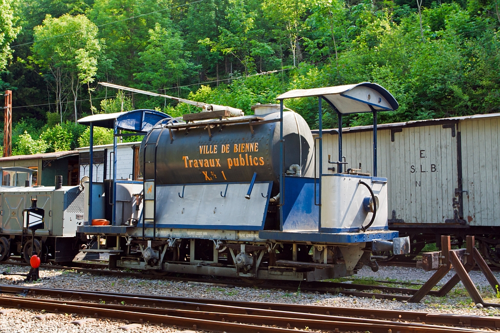 Wassersprengwagen Xe 2/2  No. 1 fr die ehemaligen Bieler Strassenbahn (1948 stillgelegt), der Wagen jedoch gehrte  der Stadt Biel (Ville de Bienne) Bauamt ( Travaux publics). Hier am 27.05.2012 auf dem Museums-Areal der Museumsbahn Blonay-Chamby (BC) in Chaulin. 

Dieser Sprengwagen wurde 1915 von SWS und MFO gebaut. Sprengwagen sorgten in frheren Jahren vor allem bei hochsommerlichen Temperaturen fr staubfreie Straen, insbesondere galt dies fr die seinerzeit blichen ungeteerten Chausseen mit Naturbelag. Ihre Verwendung diente in erster Linie der Gesundheitsvorsorge, ferner konnten die Straen nach erfolgter Besprengung besser gereinigt werden. 