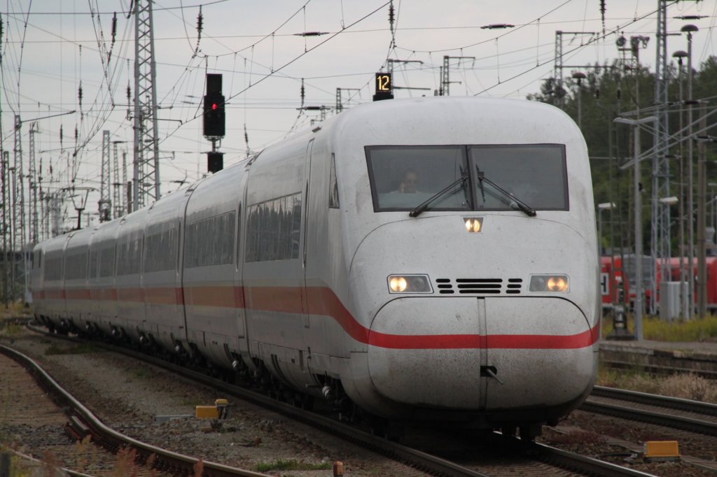 Wegen einer Streckensperrung auf der Schnellfahrstrecke Hannover-Berlin fuhr dieser voll besetzte ICE von Kln Hbf nach Berlin Ostbahnhof durch den Bahnhof Stendal.23.06.2012