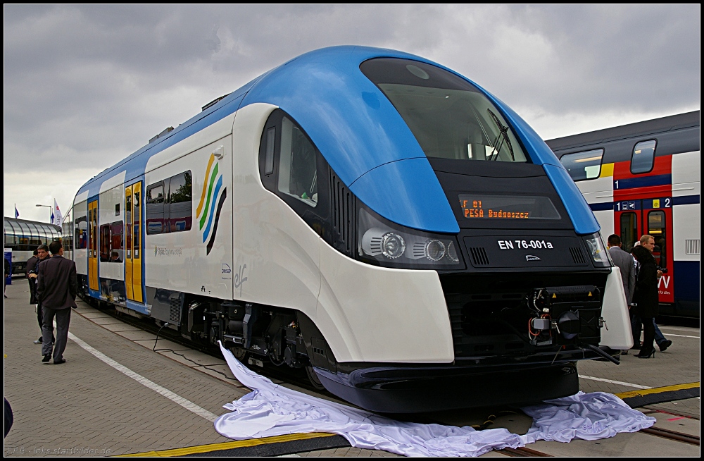 Weltpremiere des EN76. Der Triebzug wurde das erste Mal der �ffentlichkeit auf der Messe gezeigt. Es ist ein vierteiliger Elektrotriebzug in Niederflurtechnik vom polnischen Hersteller Pesa (Typ ELF 01, EN76-001, INNOTRANS 2010, gesehen Berlin 21.09.2010)