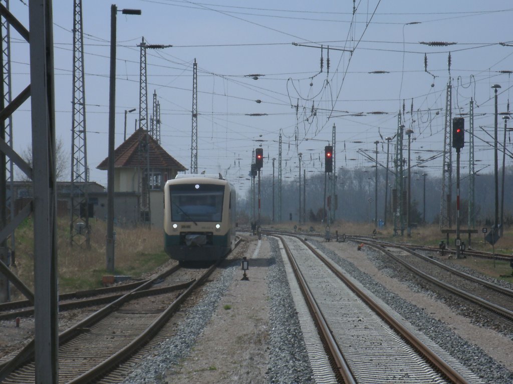 Wenige Meter vor dem Bahnsteig in Bergen/Rgen konnte ich den PRESS VT650 032-4,am 21.April 2012,bei der Einfahrt von Lauterbach Mole ausfotografieren.